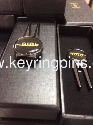 Custom logo golf accessory golf pitchfork and ball marker made of zinc alloy brass and iron with multiple plating options